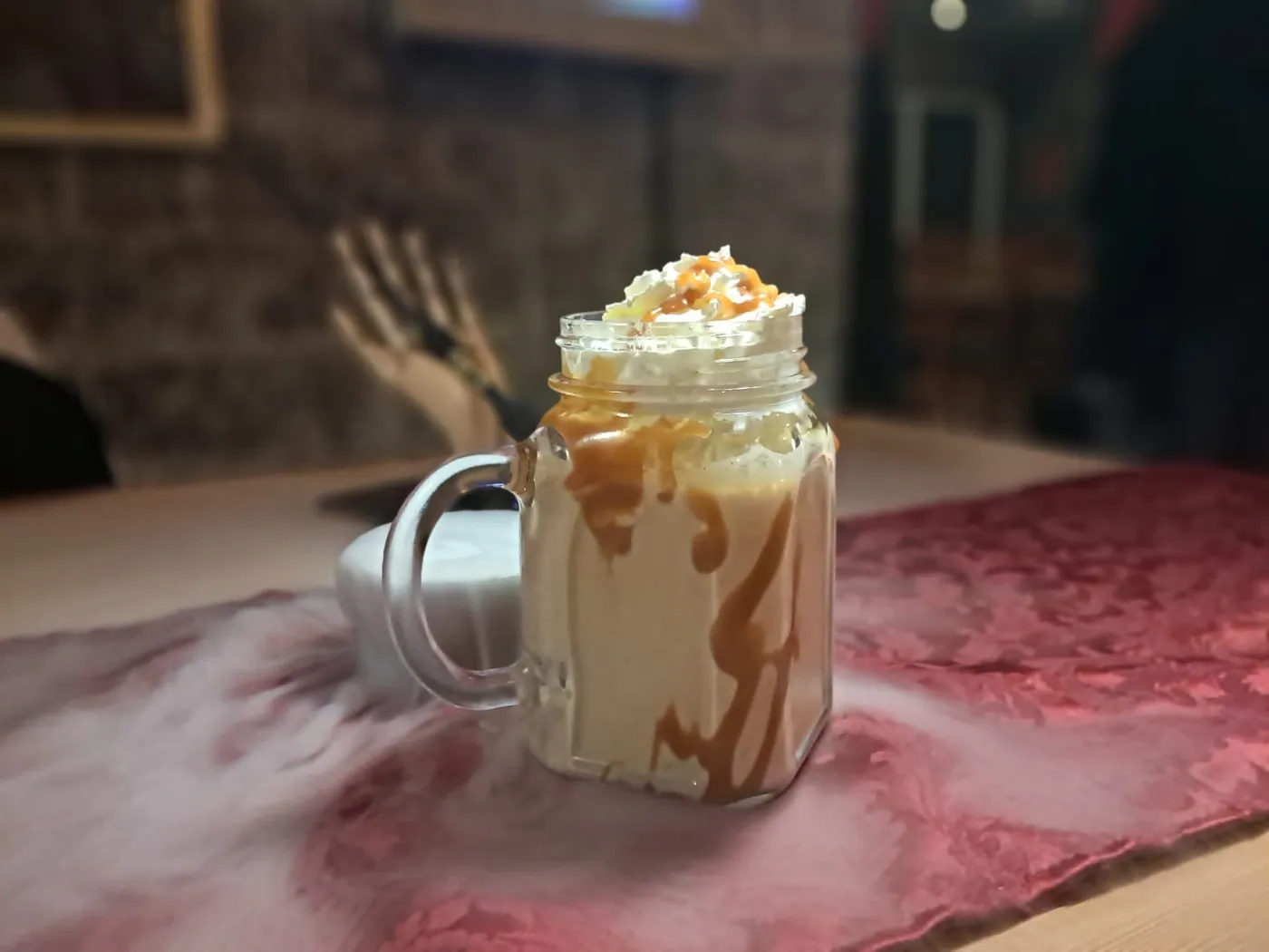 Butterbeer im Glas mit Schlagsahne und Karamell