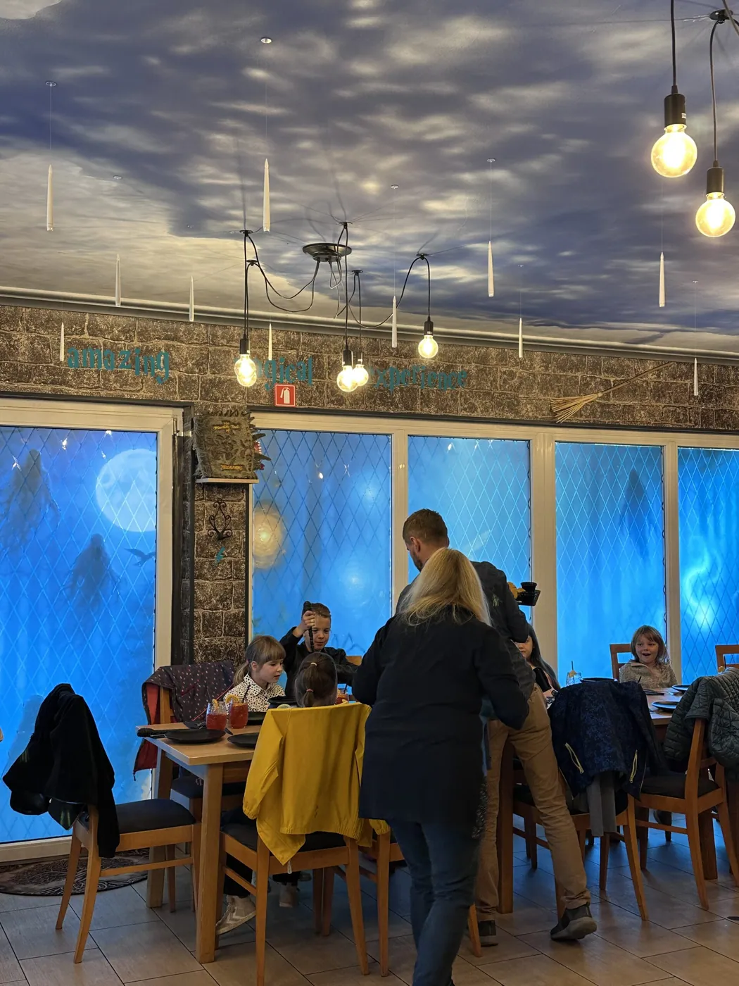 Gäste beim Abendessen in Magic Story