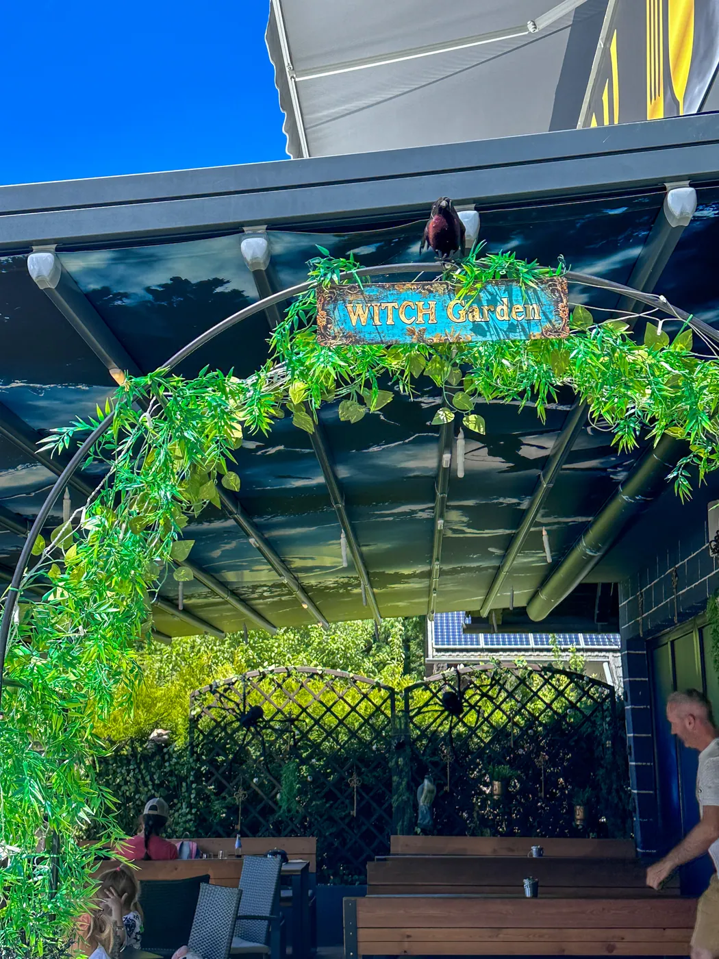 Eingang zum Witch Garden, der Außenterrasse des Restaurants