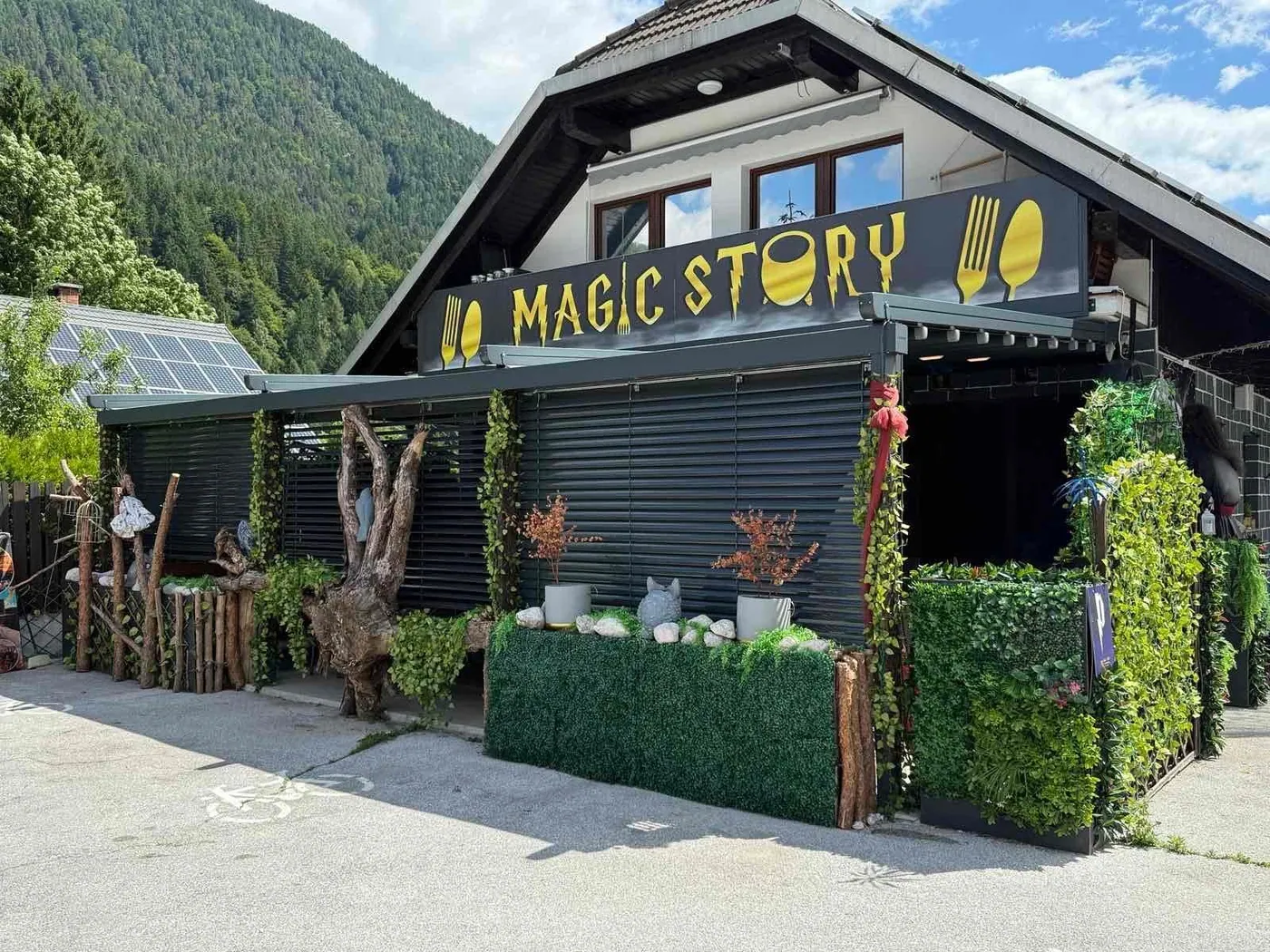 Außenansicht des Restaurants Magic Story in Kranjska Gora